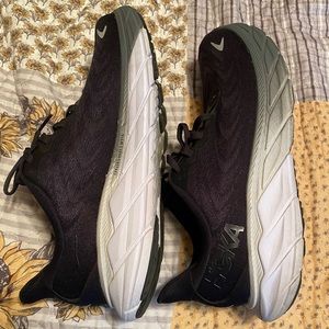 Hoka Ahari 6 tennis shoes like new only wore 2 or 3 times.